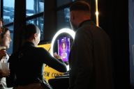 Participant utilisant le scanner 3D avec interface tactile pour créer et personnaliser son avatar Mini U Cristal | © MadCityZen